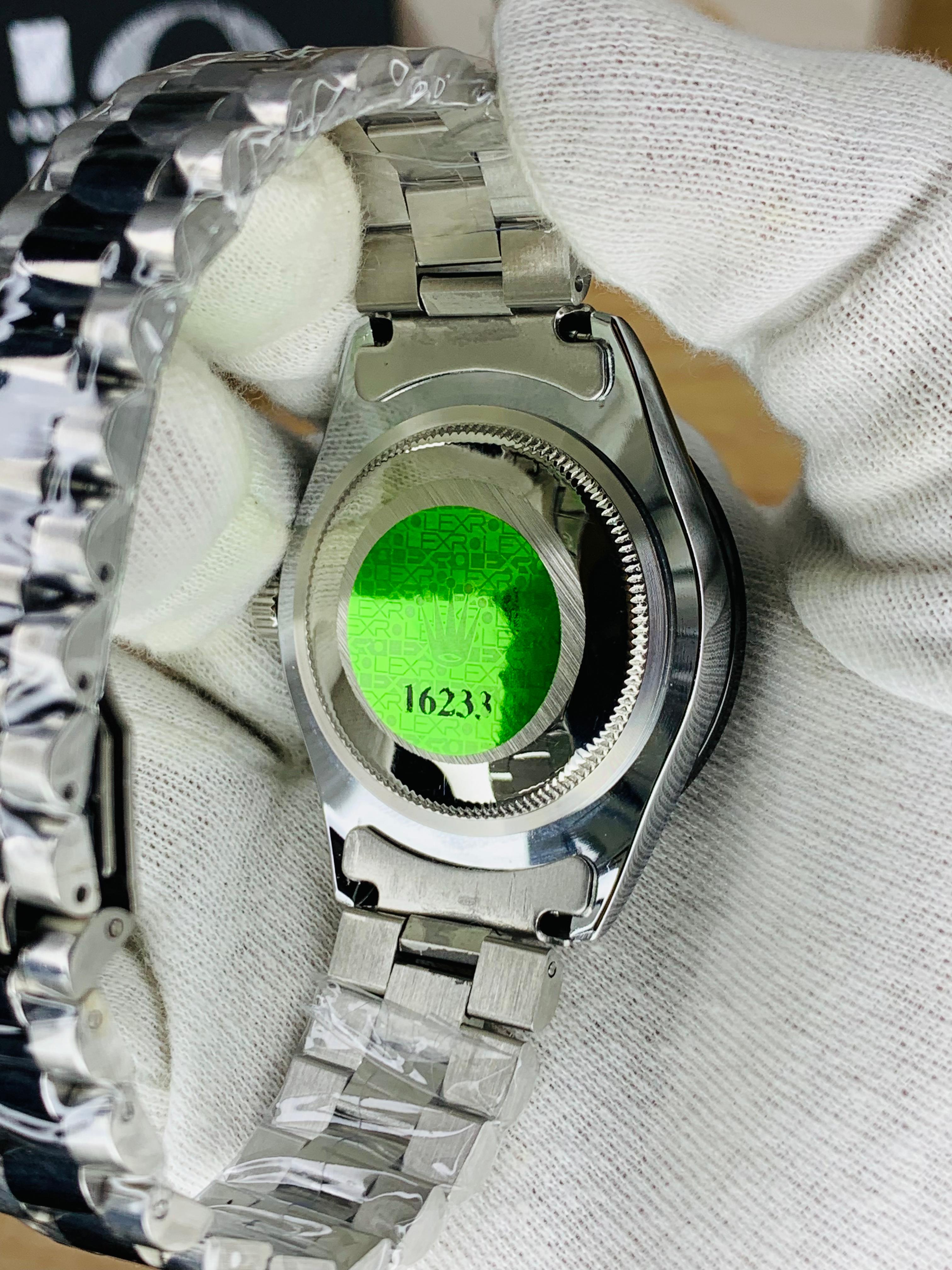 Two Tone Stone Model Dial (Black) – Luxury Men’s Watch with Date Feature & Japanese Quartz Movement