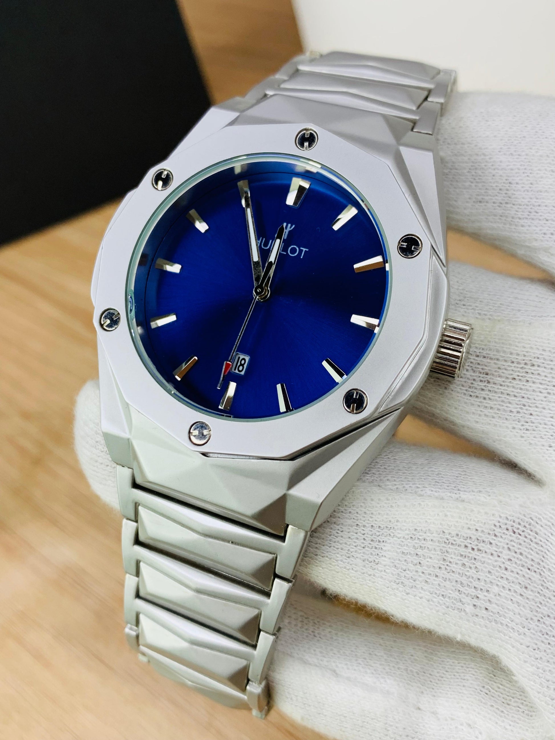 HB Model Diamond Cut – Premium Silver Watch with Textured Chain & Date Feature